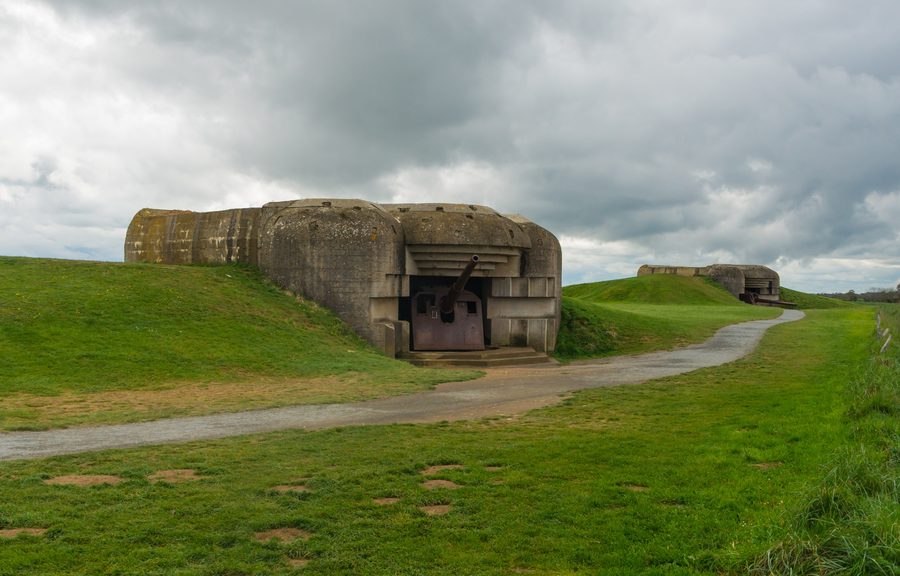 Zwei Kasematten mit Geschützen der Batterie von Longues-sur-Mer in der Normandie