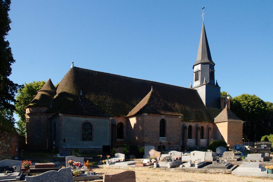 Außenansicht der Église Saint-Julien in Bois-Normand-près-Lyre