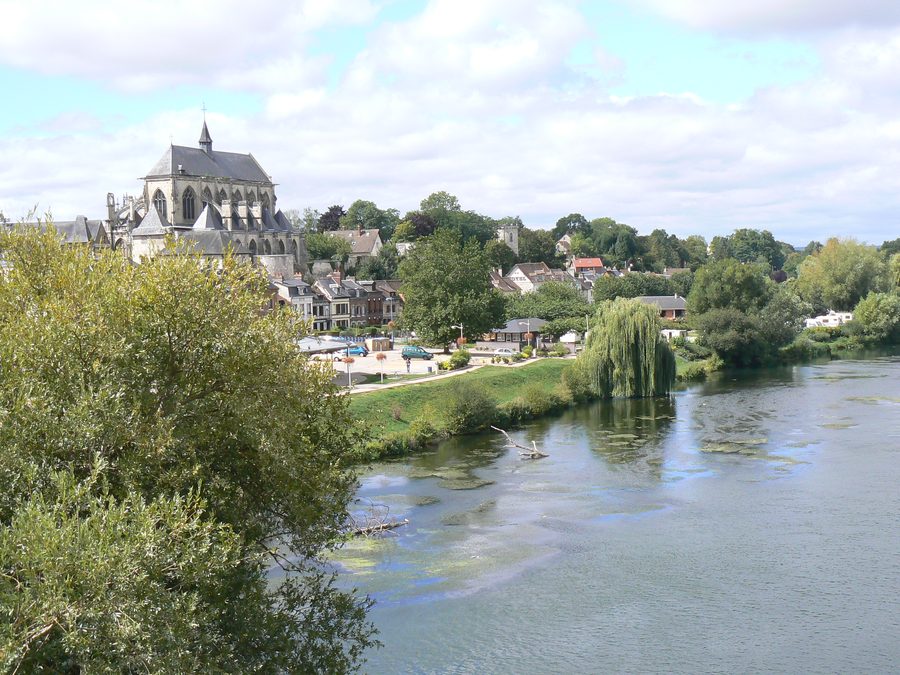 Vue générale de Pont-de-l'Arche depuis le pont, avec l'Eure au premier plan