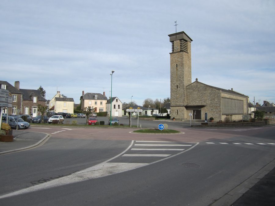Blick auf den Ortskern von Roncey im Département Manche