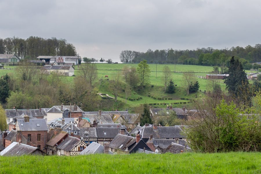 Mittelalterliche Motte des Château de Montreuil-l'Argillé in Frankreich