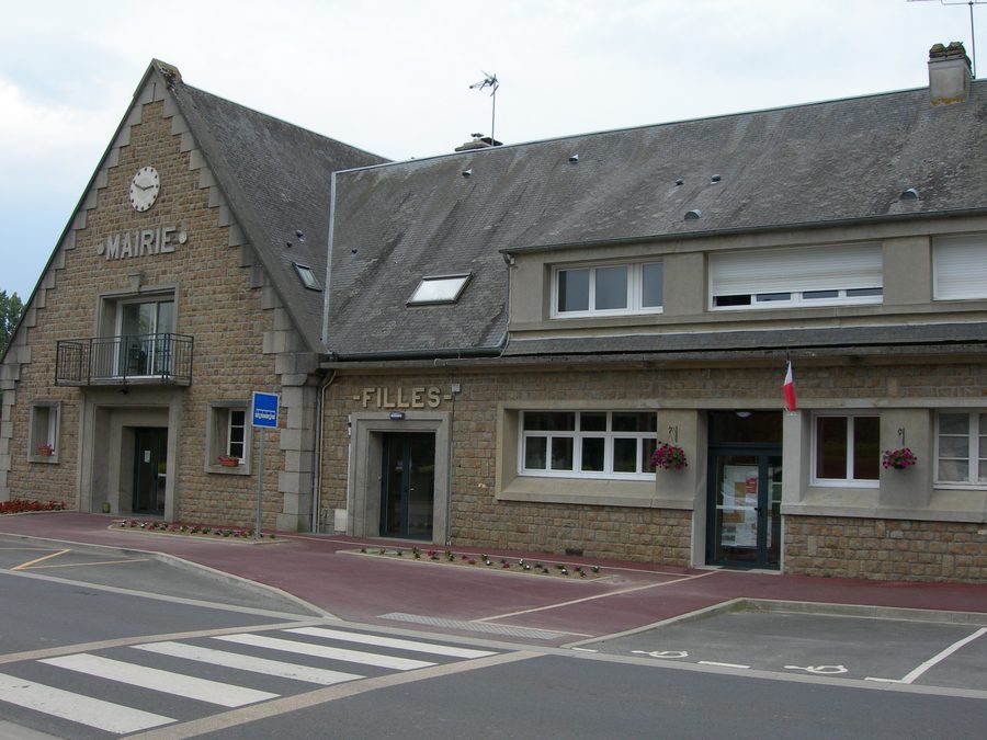 Rathaus von Cuves im Département Manche in der Normandie