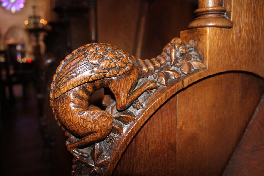 Historisches Chorgestühl mit einer Drachenfigur in der Basilika Notre-Dame de la Délivrande in Douvres-la-Délivrande