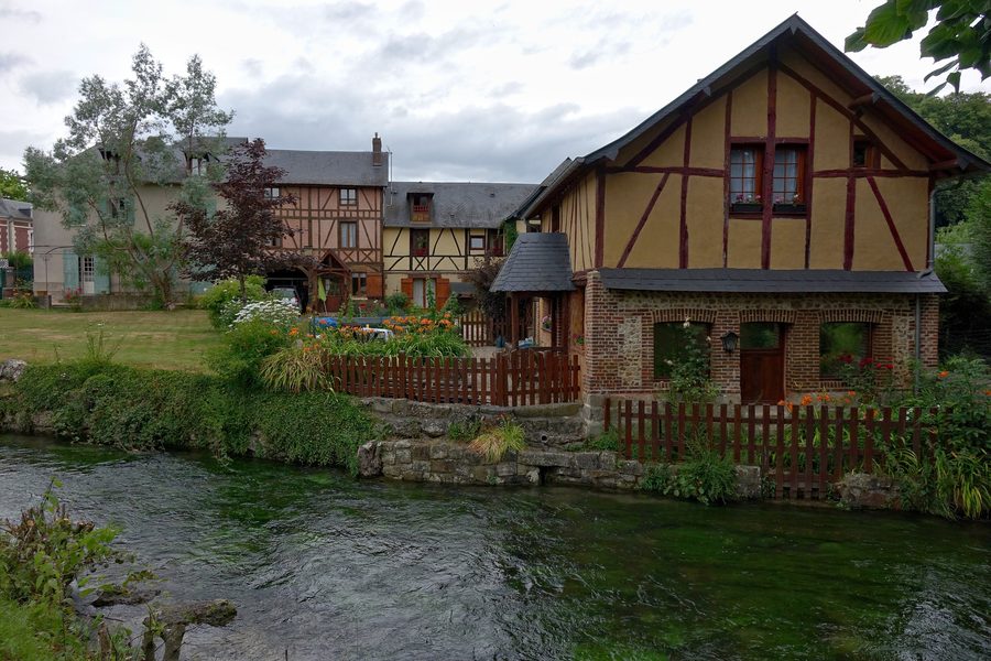 Maisons à Ry en bord du Crevon, Seine-Maritime, France