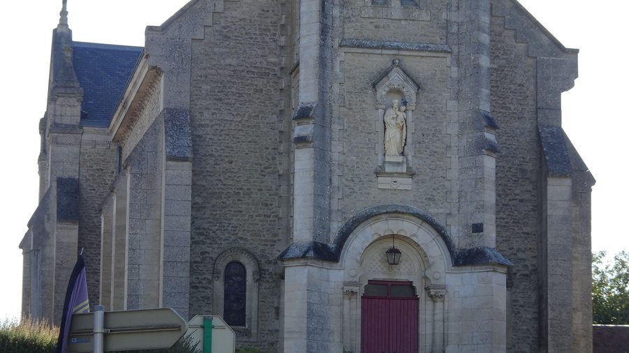 Außenansicht der Église Saint-Germain de Damigny in Damigny