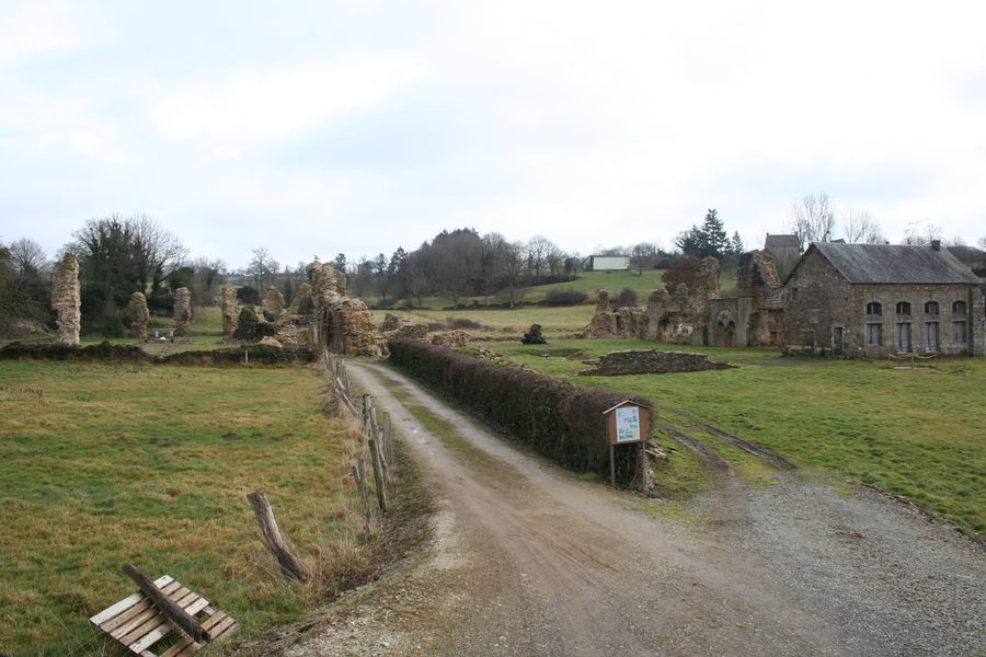 Ruinen der Abbaye de Savigny-le-Vieux mit Kirche und Kreuzgang