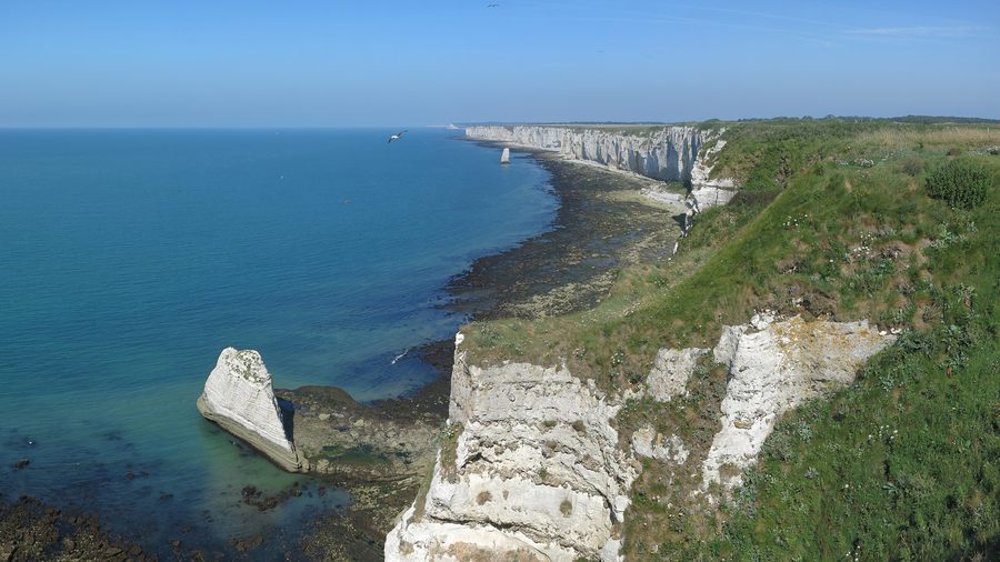 Weiße Kreideklippen der Côte d’Albâtre am Roc Vaudieu in der Normandie
