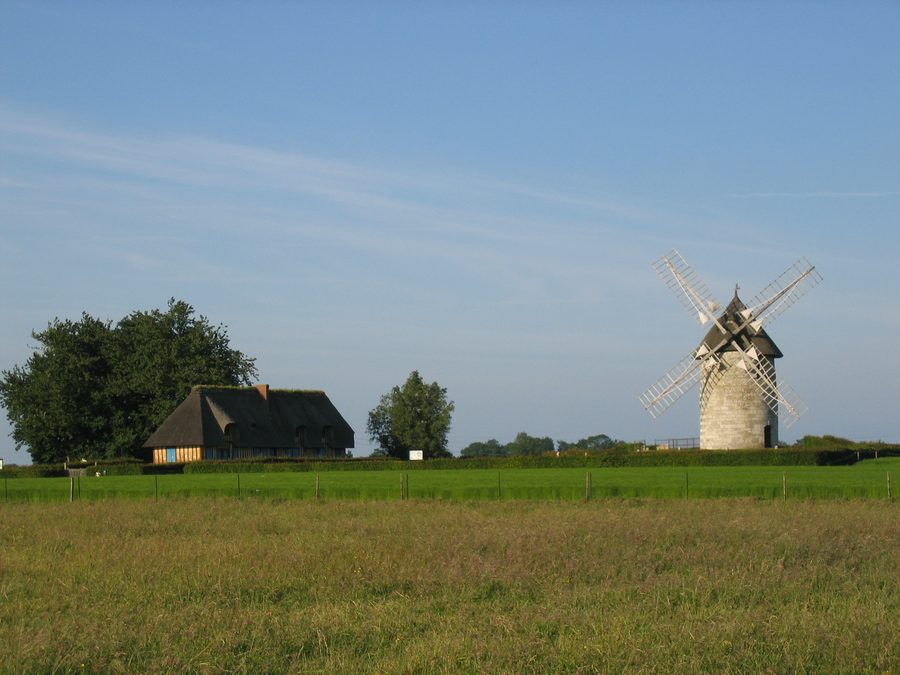 Historische steinerne Windmühle von Hauville mit dem Haus des Müllers