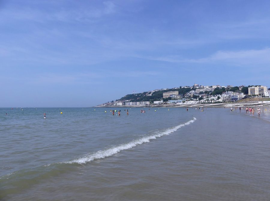 Blick vom Strand von Le Havre auf Sainte-Adresse und das Cap de la Hève