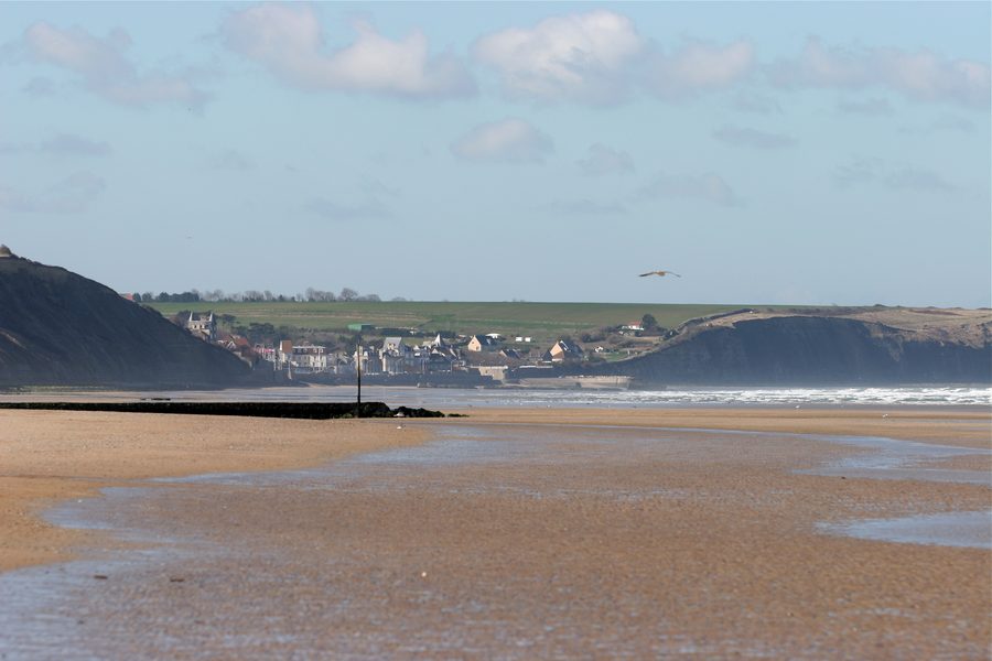 Blick von der Sandstrandküste von Asnelles auf Arromanches-les-Bains