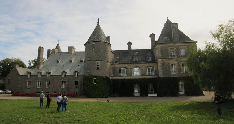 Rückansicht des Château de Tocqueville in der Normandie