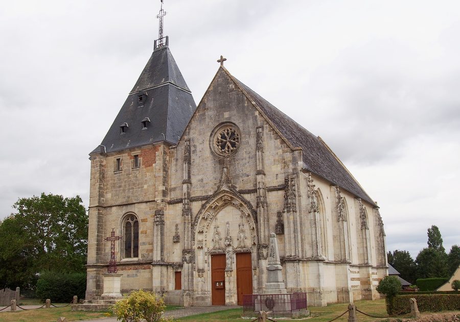 Außenansicht der Kirche Saint-Symphorien in Saint-Symphorien-des-Bruyères in der Normandie