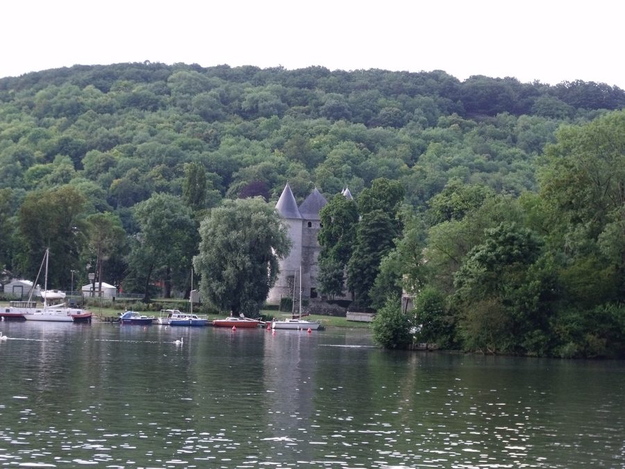 Die Seine bei Vernon mit dem Château des Tourelles und bewaldetem Ufer