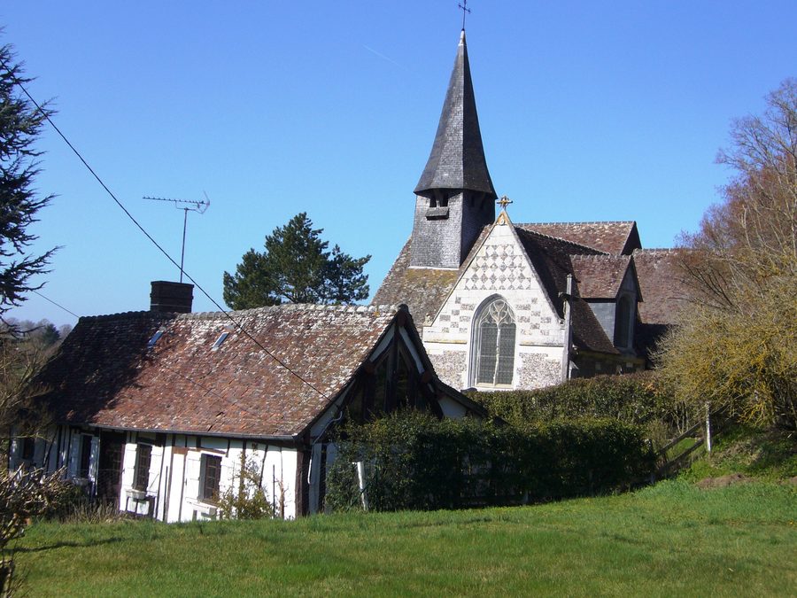 Blick auf das ländliche Dorf Champignolles im Département Eure