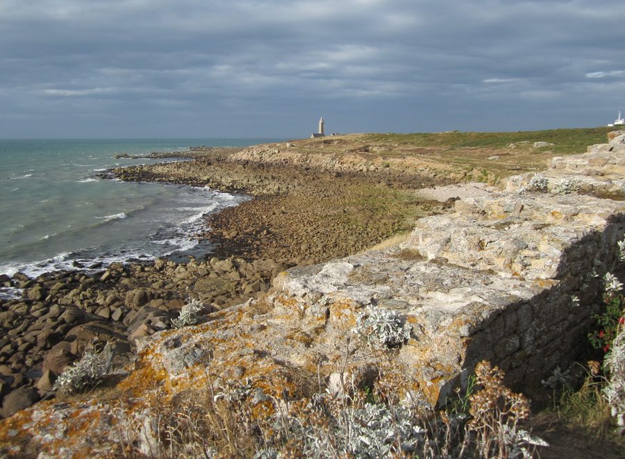 Blick vom Fort Lévi auf den Leuchtturm am Cap Lévi bei Fermanville