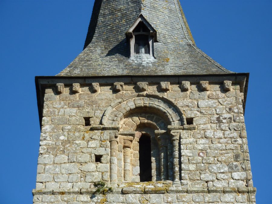 Oberer Teil des Kirchturms der Kirche Saint-Loup in Saint-Loup im Département Manche