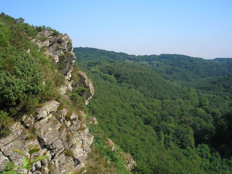 Roche d'Oëtre über dem Tal der Rouvre in der Normandie
