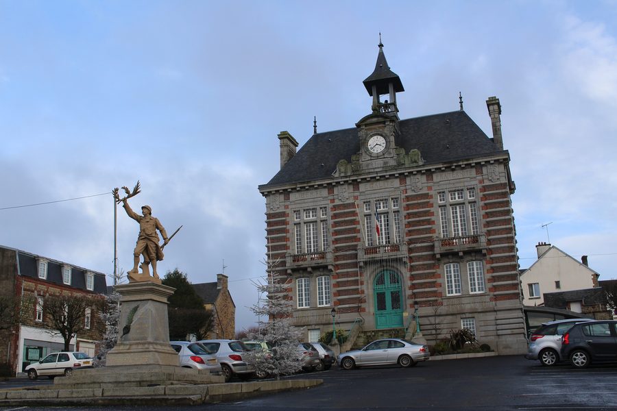 Rathaus von La Haye-Pesnel im Département Manche