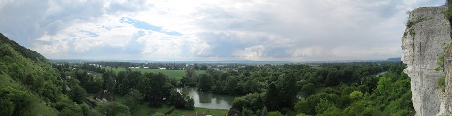Panoramablick auf die Seine und die umliegenden Hänge bei Connelles