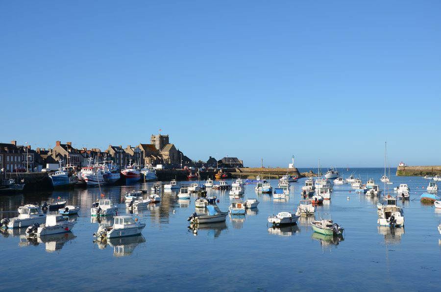 Hafen von Barfleur mit Booten am Quai Henri Chardon in der Normandie