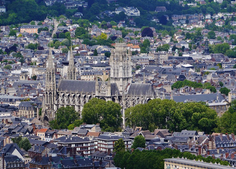 Blick von der Côte Sainte-Catherine auf die Abbatiale Saint-Ouen in Rouen, Normandie