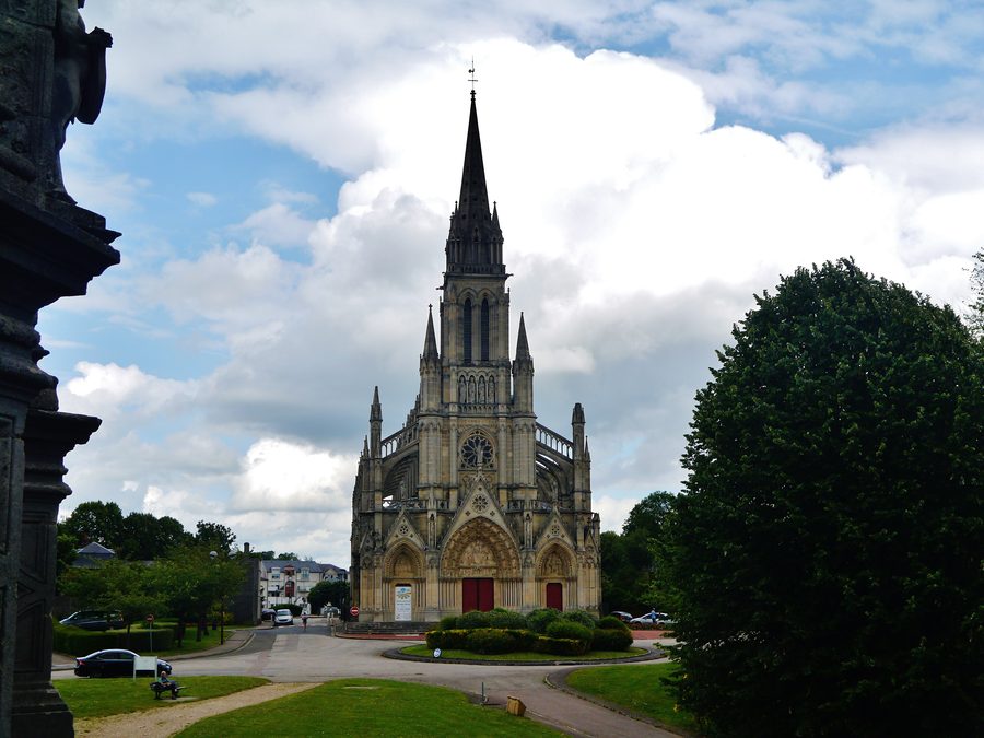Fassade der Basilique Notre-Dame de Bonsecours in Bonsecours