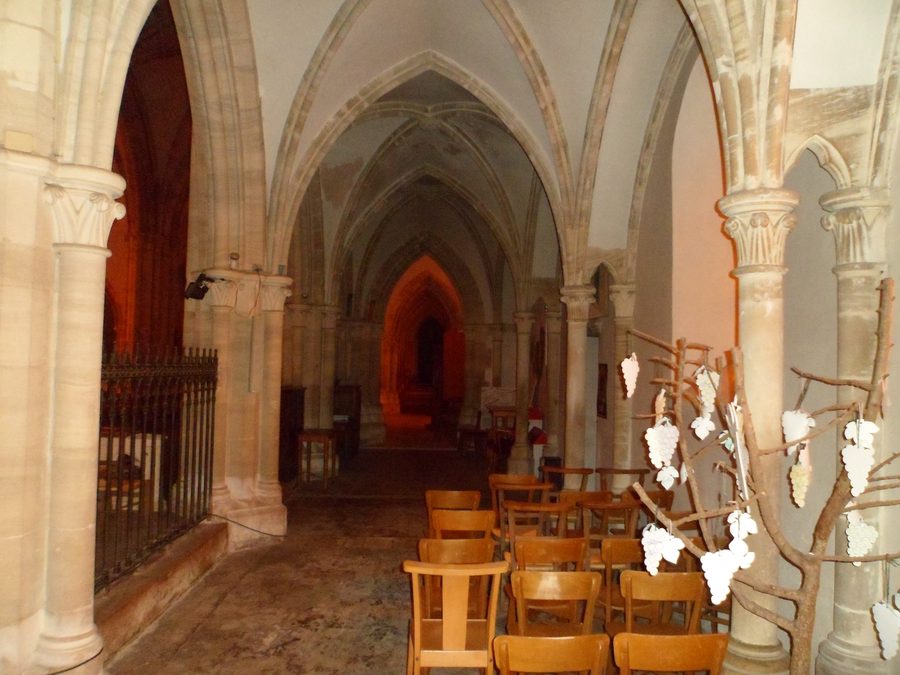 Seitliche Außenansicht der Église Saint-Laurent in Saint-Sauveur-Lendelin