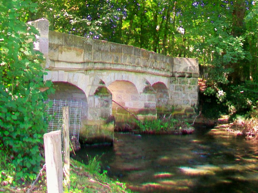 Le pont d’Aveny sur l’Epte, vu depuis le nord, entre Montreuil-sur-Epte et Dampsmesnil