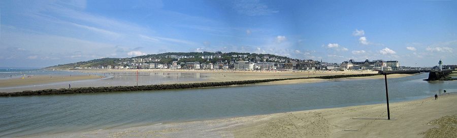 Vue panoramique de la plage de Trouville-sur-Mer, Calvados, France.