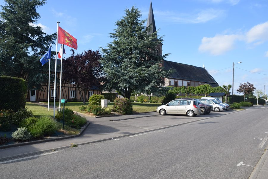 Rathaus und Kirche von Le Caule-Sainte-Beuve