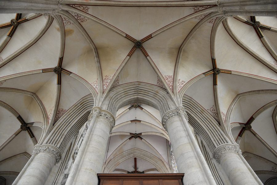 Gewölbe im Chorumgang der Kathedrale Notre-Dame von Sées in der Normandie