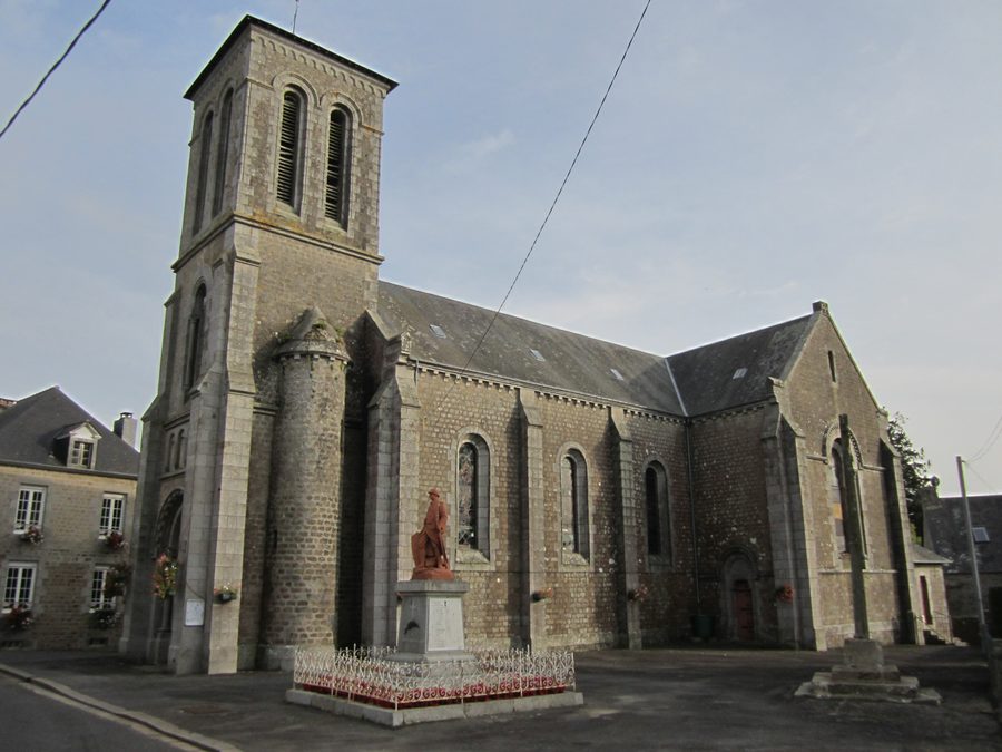 Kirche Saint-Pierre in Heussé im Département Manche