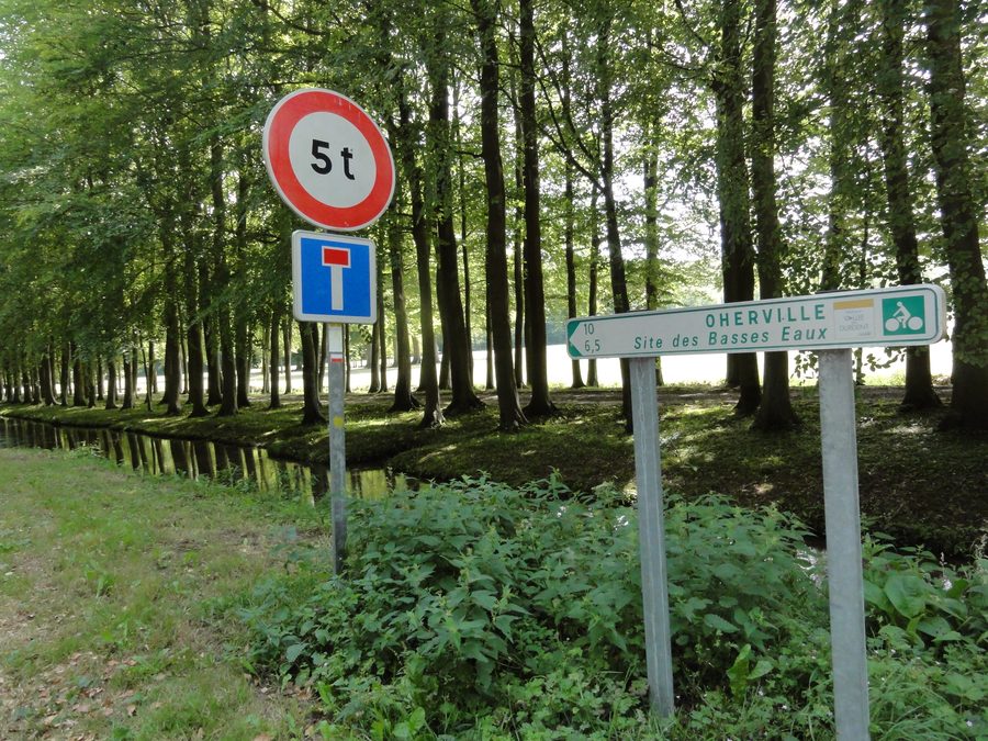 Véloroute de la vallée de la Durdent longeant le château de Cany à Cany-Barville