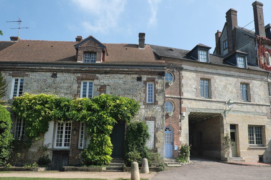 Gebäude in Beaumont-en-Auge im Département Calvados in der Region Normandie, Frankreich