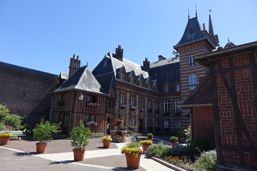 Hôtel de ville de Forges-les-Eaux, côté parc, Seine-Maritime, France