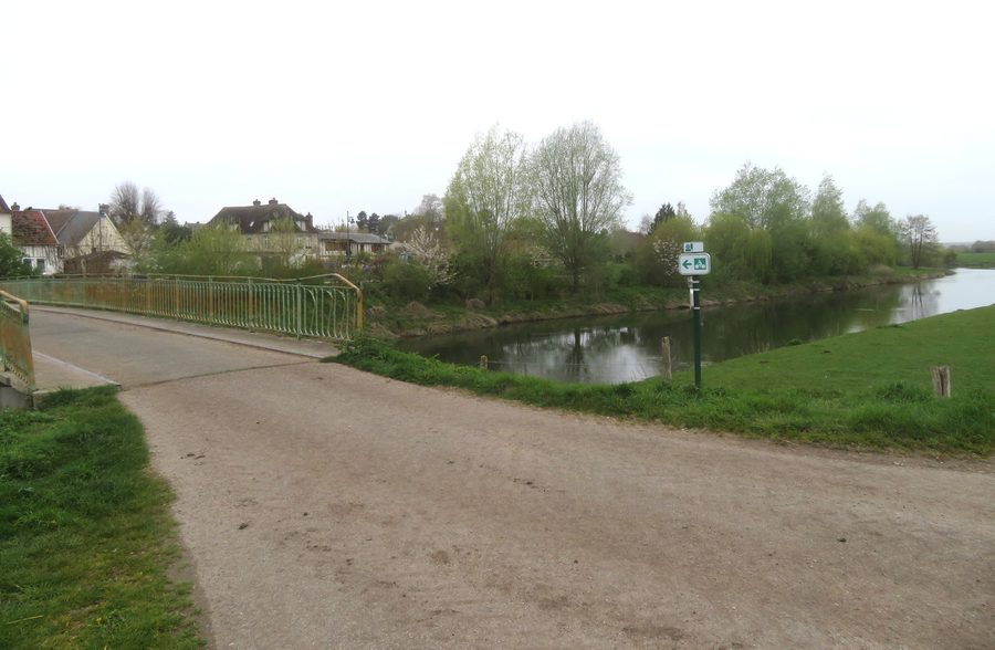 La Seine à vélo sur la voie verte à l’entrée du pont sur l’Eure vers Les Damps
