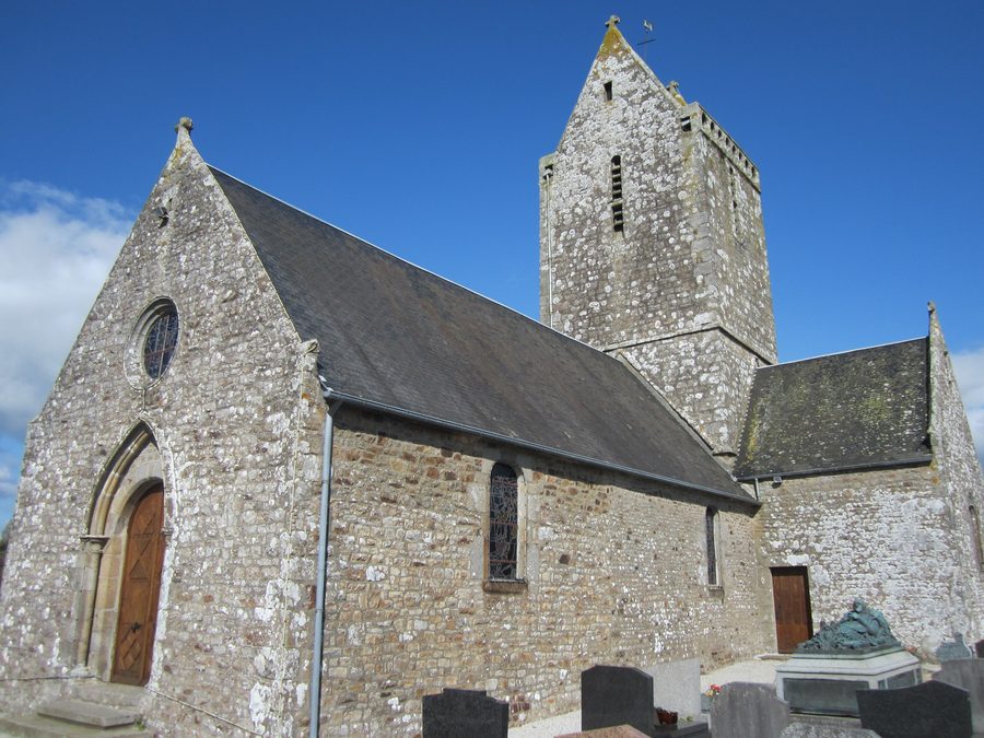 Außenansicht der Kirche Notre-Dame de Montviron im Département Manche