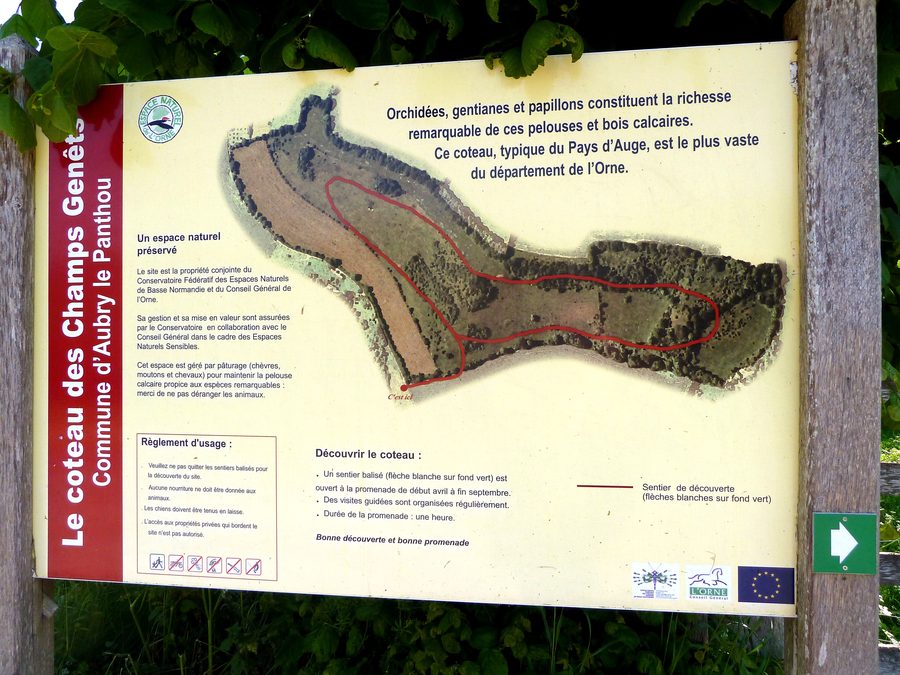 Informationstafel zum Coteau des Champs Genêts in Aubry-le-Panthou