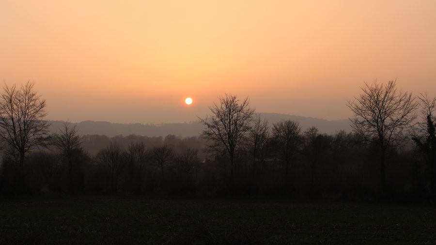Sonnenuntergang über dem Bocage bei Sourdeval im Département Manche