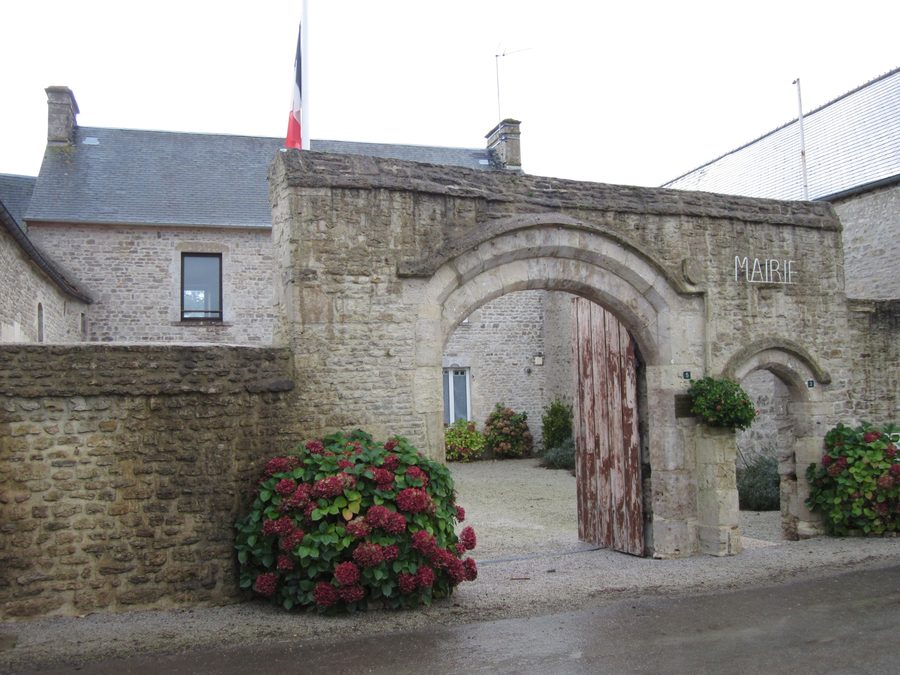 Église Saint-Pierre und Eingangsportal in Le Ham im Département Manche
