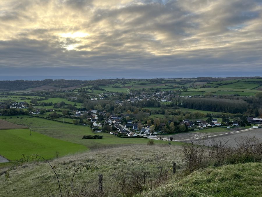 Blick auf die Landschaft des Pays de Bray mit Neuf-Marché im Vordergrund und dem Wald von Lyons im Hintergrund.