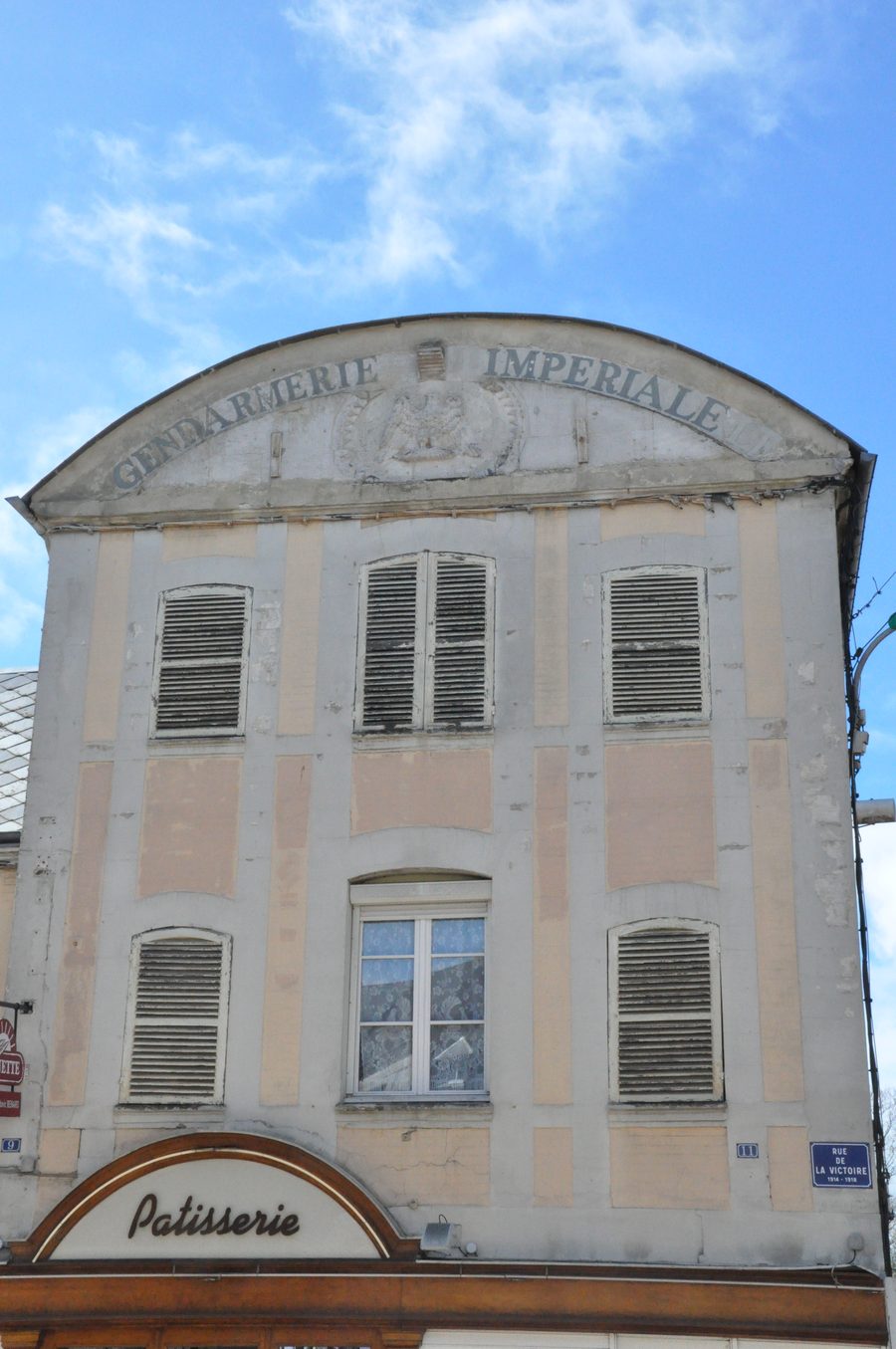Bâtiment ancien de l’ancienne gendarmerie impériale à Criquetot-l’Esneval, avec inscription et aigle impérial sur la façade.