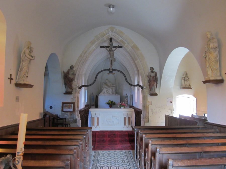 Innenraum der Kirche Saint-Pierre in Camprond