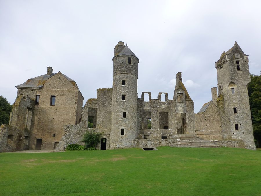 Ruinen, Türme und restaurierter Gebäudeflügel des Château de Gratot in der Normandie