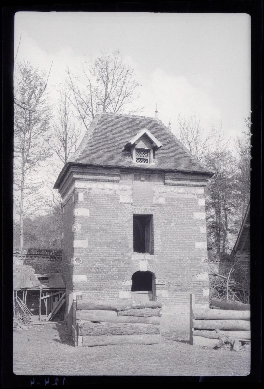 Colombier rectangulaire de la ferme de l'ancien château à Varneville-Bretteville