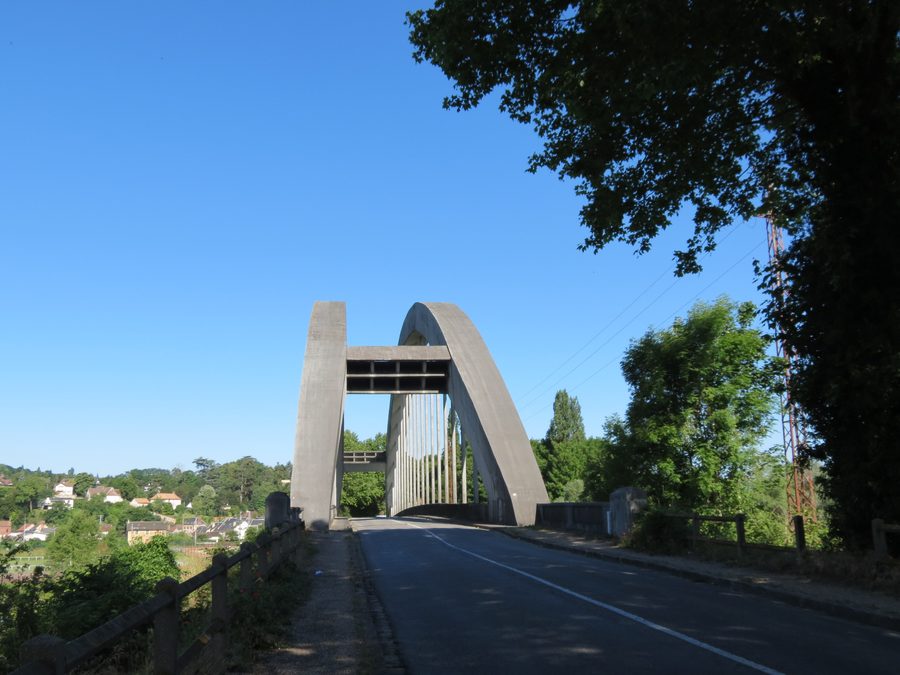 Brücke von Saint-Pierre-du-Vauvray über die Seine, gesehen aus Richtung Andé