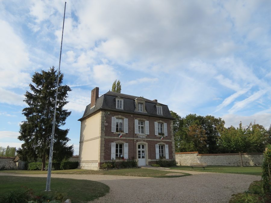 Mairie de Notre-Dame-de-l'Isle installée dans l'ancien presbytère
