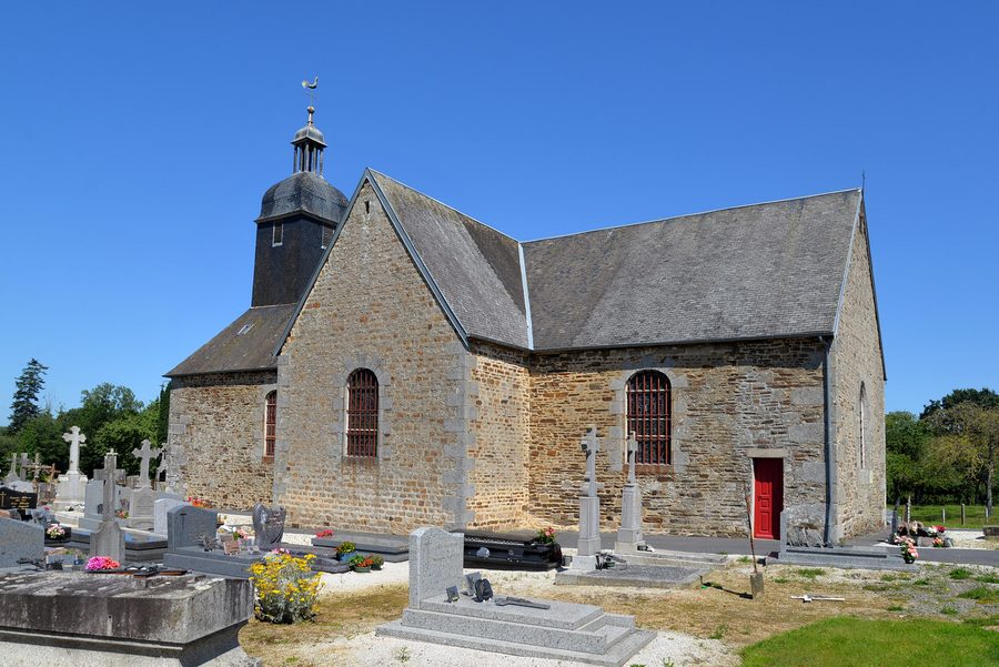 Östliche Außenansicht der Kirche Saint-Jean du Buat in Isigny-Le-Buat