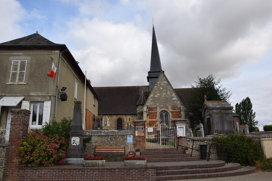 Außenansicht der Pfarrkirche Saint-Martin in Saussay-la-Campagne