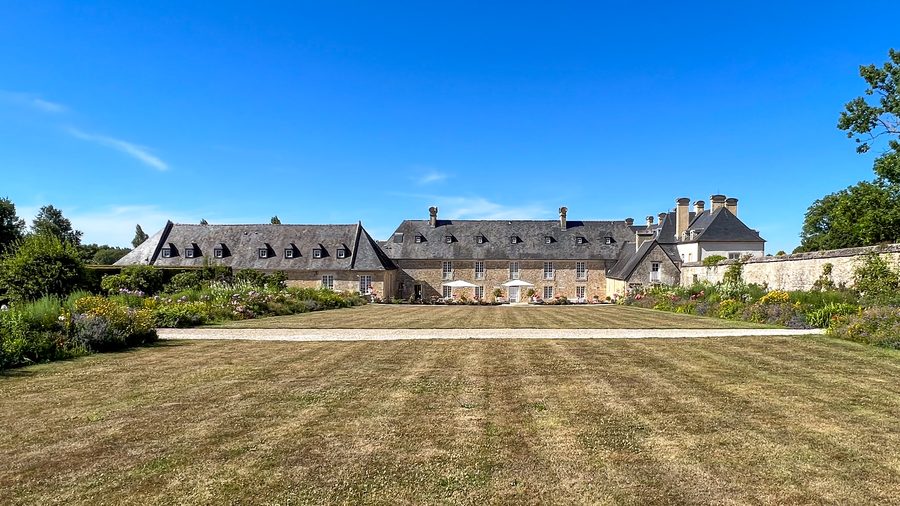 Südliche Fassade und Parkanlage des Château d’Audrieu in Audrieu, Normandie
